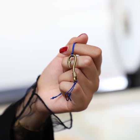 سوارة بشكل السناره وخيط نحيف باللون الازرق من فوندو