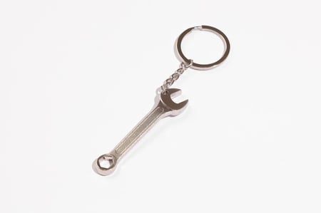 ميدالية مفك ومفتاح