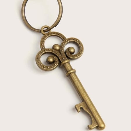 ميدالية مفاتيح شكل مفتاح لون نحاسي