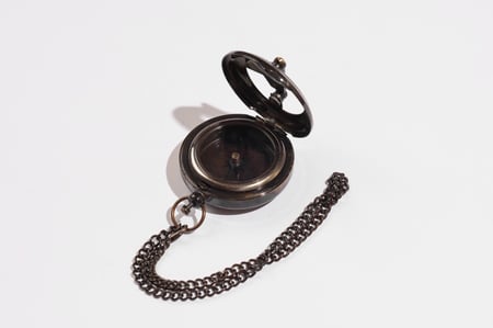 بوصلة كولمبوس نحاس غامق مع سلسال