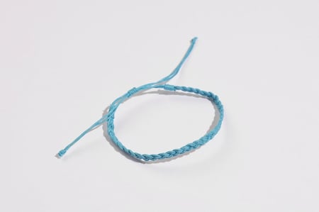 سوار خيط رمادي