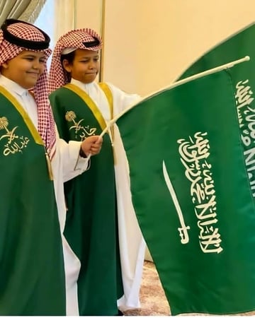 بشت اليوم الوطني بالاسم حسب الطلب +الرايه الوطنيه