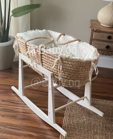 سلة موسى خيزران بمفرش سكري بـ أطراف كسرات وقاعدة أبيض هزاز