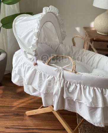 سلة موسى خيزران بمفرش أبيض كسرات طبقتين وقاعده خشبي ثابت