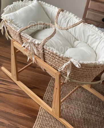 سلة موسى خيزران بمفرش سكري بـ أطراف كسرات وقاعدة هزاز خشبي بالطول