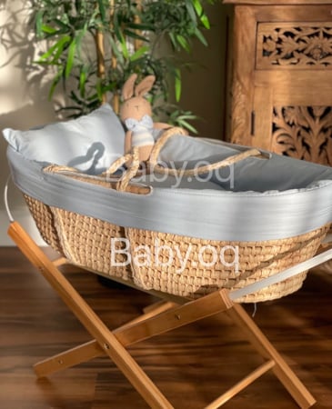 سلة موسى خيزران بمفرش سماوي و قاعدة خشبي ثابتة