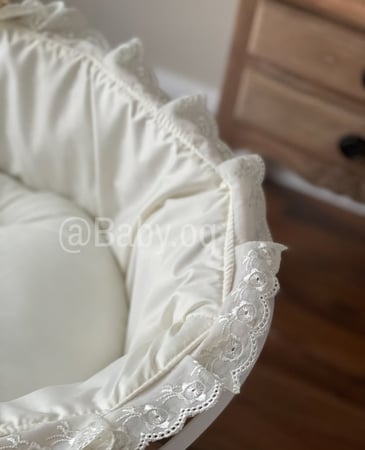 سلة موسى خيزران بمفرش سكري مُزين بكلفة وقاعدة ثابتة أبيض