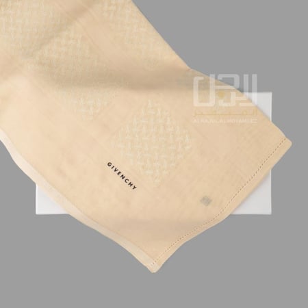 شماغ بيج من جيفنشي