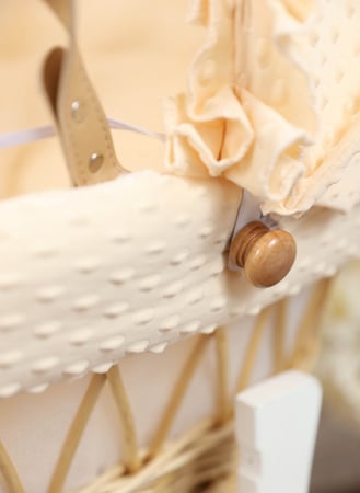 مهد مواليد سلة موسى لون بيج للاطفال مع ناموسية