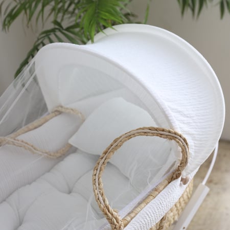 مهد مواليد (سلة موسى) لون ابيض  + قاعدة
