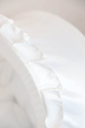 مهد مواليد (سلة موسى) لون ابيض  + قاعدة