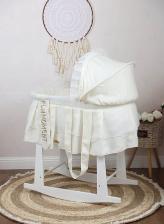 مهد مواليد (سلة موسى) + قاعدة هزاز ابيض