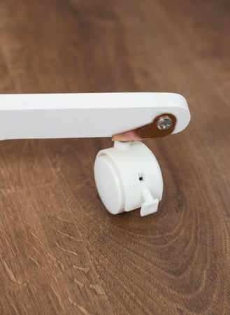 مهد مواليد (سلة موسى) + قاعدة لون ابيض