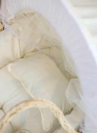 مهد مواليد (سلة موسى) + قاعدة لون ابيض