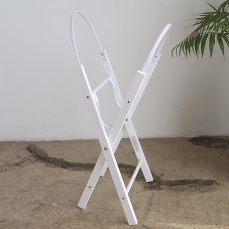 مهد مواليد (سلة موسى) لون ابيض  + قاعدة