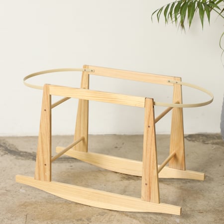 مهد مواليد (سلة موسى) لون ابيض + قاعدة