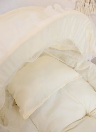 مهد مواليد (سلة موسى) + قاعدة هزاز ابيض