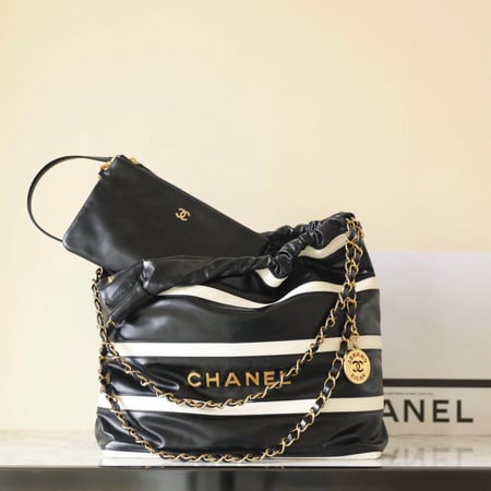 Chanel 22 Small calfskin handbag