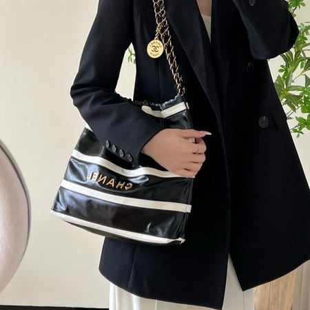 Chanel 22 Small calfskin handbag