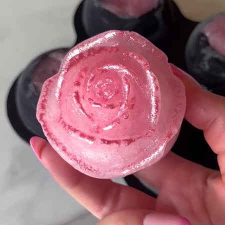 قالب ثلج الوردات الأربع