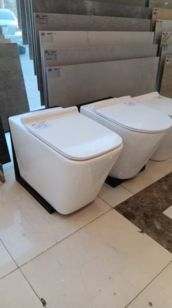 كرسي ارضي تصريف جداري صيني OS3220414 ابيض مربع 18 سم UF