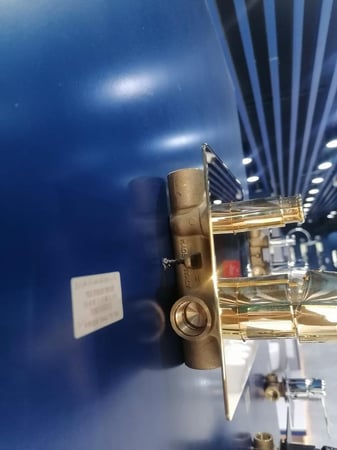 خلاط دش مخفي L09 CLASS LINE ايطالي REMER ذهبي لامع خطين وجه دائري