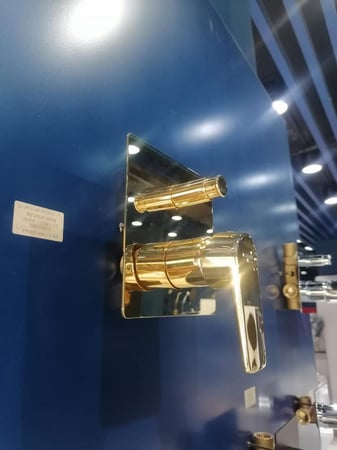 خلاط دش مخفي L09 CLASS LINE ايطالي REMER ذهبي لامع خطين وجه دائري