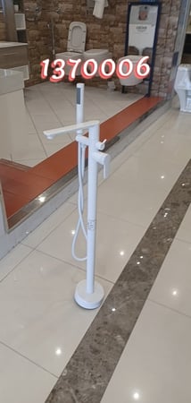 خلاط مغطس ارضي او جداري ابيض مطفي مع سماعة