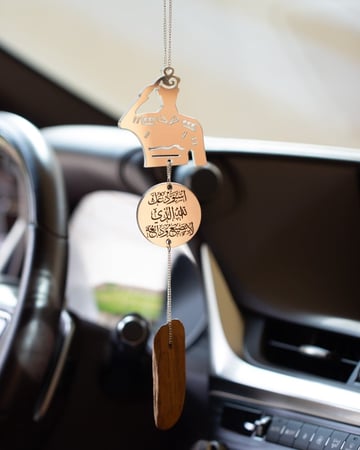 تعليقة سيارة بالاسم بشكل العسكري مع كسرة العود