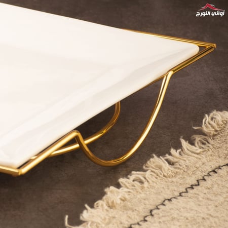 صحن سيراميك ابيض مربع بقاعدة