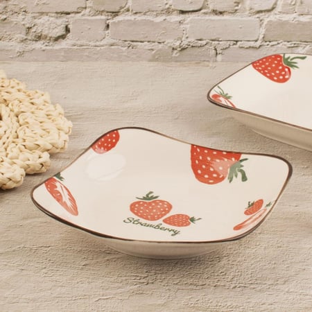 صحن مربع رسمة فراولة