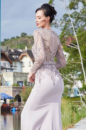 فستان كريب بأكمام طويله شك باللؤلؤ و الكريستال مع حزام