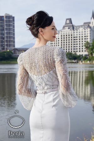 فستان كريب بأكمام بف شك كامل مع حزام جلد مزين بالكريستال