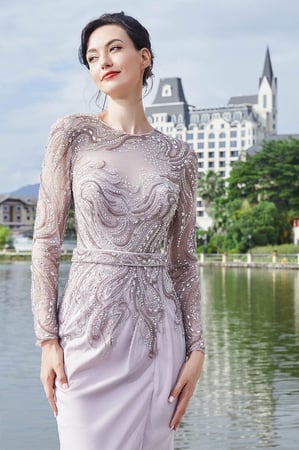 فستان كريب بأكمام طويله شك باللؤلؤ و الكريستال مع حزام