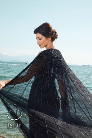 فستان سهرة تول شك بالكامل بفتحة من الامام مع كيب خارجي طويل شك بالكامل