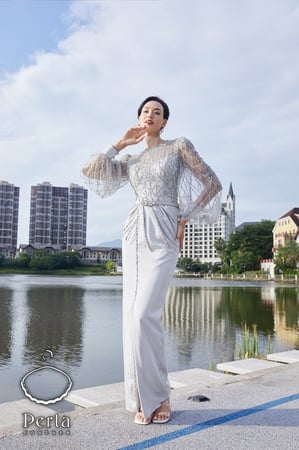 فستان كريب بأكمام بف شك كامل مع حزام جلد مزين بالكريستال