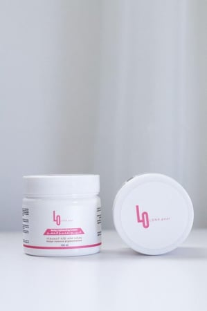 كريم لونا للتفتيح عبوة والثانية مجانًا .