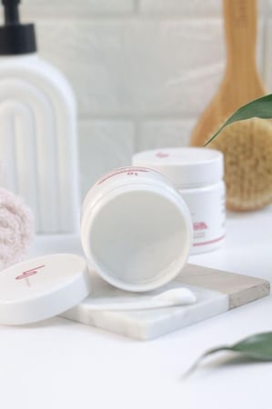 كريم لونا للتفتيح عبوة والثانية مجانًا .