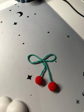 تعليقة سماعات- كرز