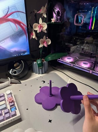 حامل خيوط على شكل وردة