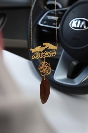 تعليقة كسرة العود بالاسم  بشكل بيدين