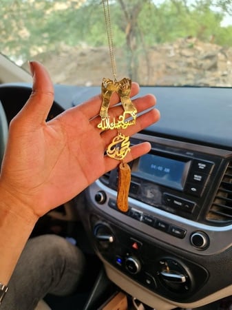 تعليقة ماسكين يد بعض وكسرة العود