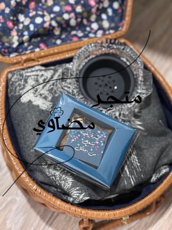 هدية نسائية فاخرة سلة من الخيرران  تتضمن  وشاح أنيق وربع تولة من مسك الختام و٤ قطع من البخور الفاخر ومبخرة زجاجية أنيقة