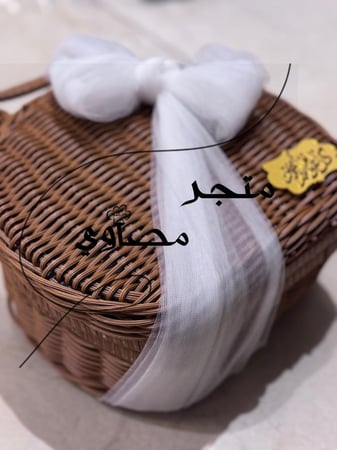 هدية نسائية فاخرة سلة من الخيرران  تتضمن  وشاح أنيق وربع تولة من مسك الختام و٤ قطع من البخور الفاخر ومبخرة زجاجية أنيقة