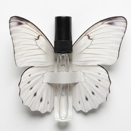 توزيعات عطر 5 مل مع كرت شكل فراشة