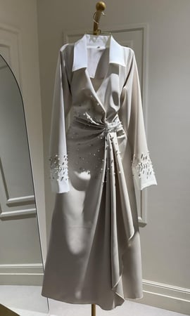 فستان بيج بتطريز لؤلؤ