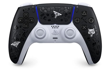 يد تحكم بلايستيشن 5 عليها كلكات ماوس