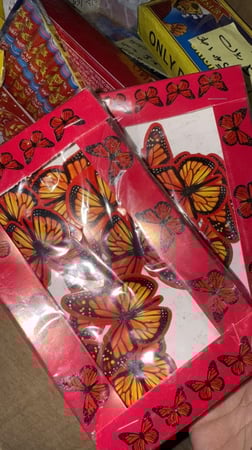 كرتون فراشة حمراء