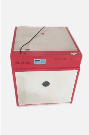 فقاسة بيض ايطالى  اوتوماتيك ( ذاتية التقليب) سعة 540 بيضة تعمل بشاشة ديجيتال بقدرة تحكم فى الحرارة والرطوبة 220/240 فولت 50/60 سايكل