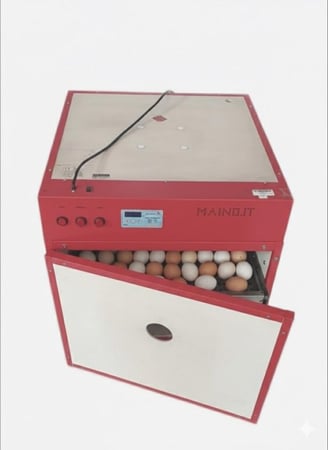 فقاسة بيض ايطالى  اوتوماتيك ( ذاتية التقليب) سعة 540 بيضة تعمل بشاشة ديجيتال بقدرة تحكم فى الحرارة والرطوبة 220/240 فولت 50/60 سايكل
